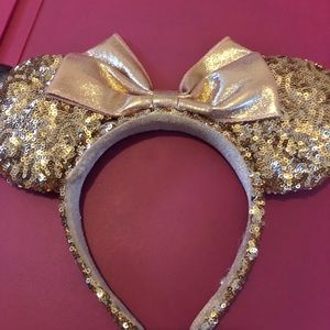 Disneyland Resorts Authentic Rose Gold Minnie ears